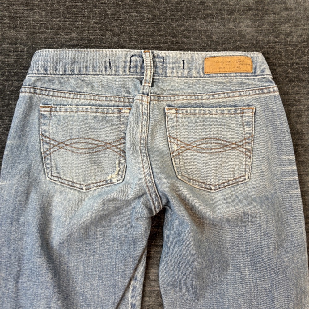 Abercrombie & Fitch Light Wash Low Rise Straight Leg Denim Jeans Size 4 Y2K - Picture 5 of 9